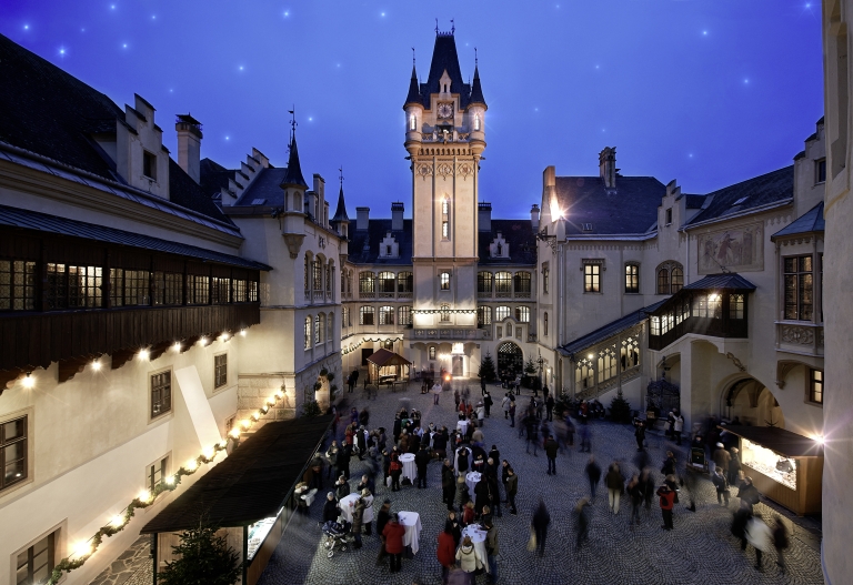 Menschen auf dem Grafenegger Advent im Innenhof des Schlosses bei Nacht