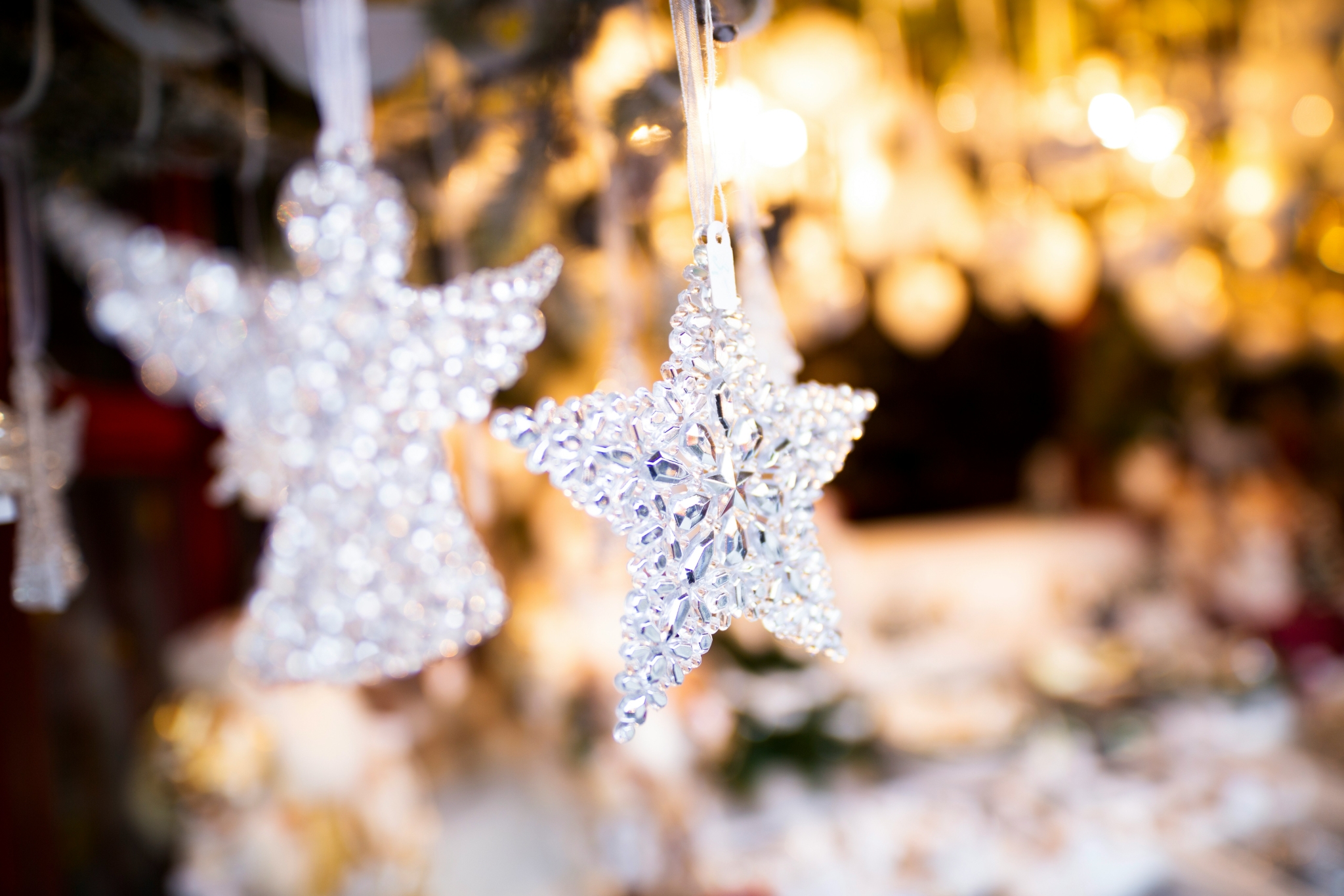 Dekorative Weihnachtssterne und Engel aus Glas mit funkelndem Effekt