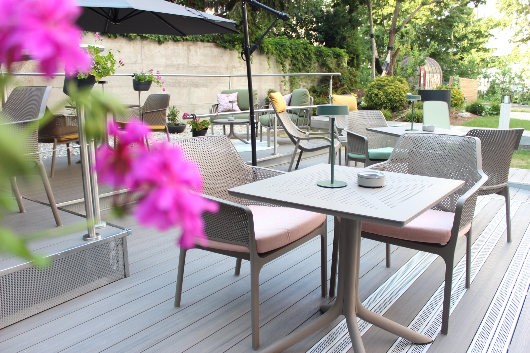 Im arte Hotel Linz erwartet Sie eine gemütliche Terrassenbar mit dem hippen Namen HOF Linz.
