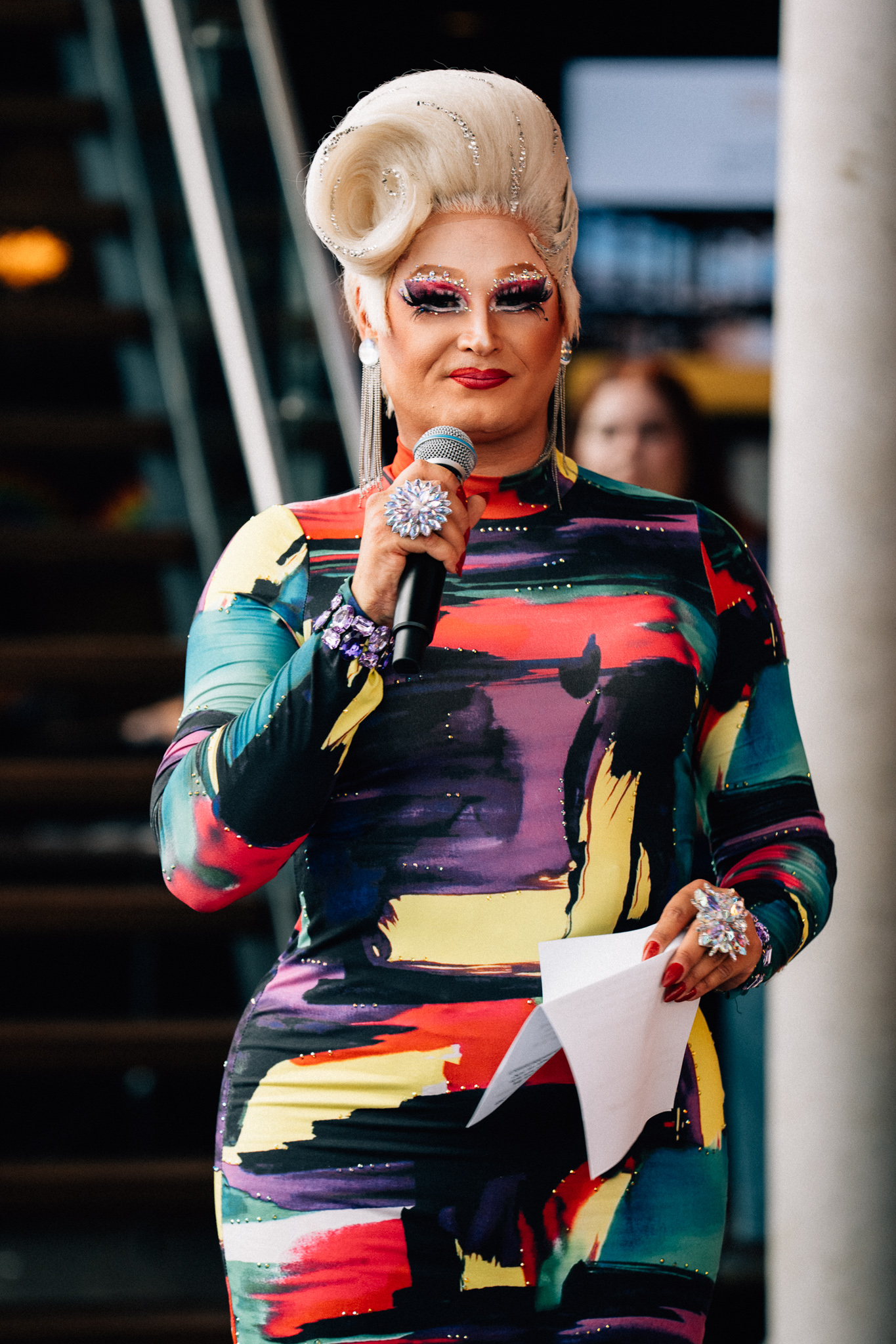 Drag-Queen mit Mikrofon und farbenfrohem Outfit bei den Brunching Divas im arte Hotel Salzburg.
